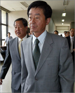 인사청탁과 함께 돈을 받은 혐의로 불구속 기소돼 21일 창원지법에서 집행유예 선고를 받고 재판장의 훈계를 들은 노무현 대통령의 형 건평씨가 굳은 표정으로 법정을 나서고 있다. 창원=연합