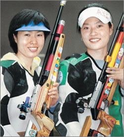 한국의 아테네 올림픽 첫 금메달을 노리는 여자공기소총 조은영(왼쪽)과 서선화. 열살 차인 이들은 경북 울진군청에서 한솥밥을 먹는 룸메이트로 친자매만큼이나 가깝다. 동아일보 자료사진