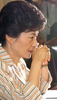 한나라당 박근혜 대표는 22일 서울 염창동 한나라당사에서 상임운영위원회를 주재하면서 “영해를 수호하기 위해 본분을 다한 군을 국군통수권자인 대통령이 칭찬하기보다 질책하고 있다”고 노무현 대통령과 열린우리당을 강하게 비판했다. -서영수기자