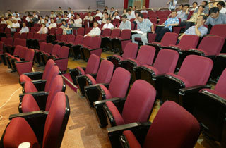 22일 제주 학생문화원에서 ‘국가 균형발전을 위한 신행정수도 건설 전국 순회 공청회’가 열렸다. 이날 공청회도 관심을 끌지 못하면서 방청석이 많이 비었다. -제주=연합