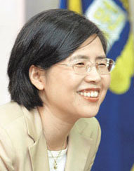 23일 최초의 여성 대법관으로 제청된 김영란 대전고법 부장판사가 서울 서초구 서초동 대법원 소회의실에서 기자들의 질문에 답변하고 있다. -강병기기자