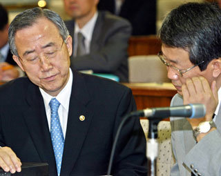 반기문 외교통상부 장관(왼쪽)이 23일 국회 ‘김선일 국정조사 특위’ 회의에 출석해 김선일씨 피살사건에 대한 외교부의 대처 내용을 보고했다. -서영수기자