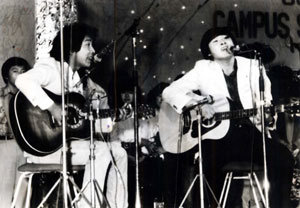 1980년 대학가요제에서 이범용(왼쪽) 한명훈 듀엣이 통기타를 치며 ‘꿈의 대화’를 부르고 있다. 이들은 이 노래로 대상을 받았다.-동아일보 자료사진