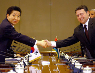 노무현 대통령(왼쪽)은 24일 오후 청와대에서 압둘라 2세 요르단 국왕과 정상회담을 갖고 한국군의 이라크 추가파병과 관련해 양국간 협력을 강화하기로 합의했다. -로이터 뉴시스