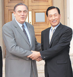 10차 미래한미동맹정책구상(FOTA) 이틀째 회의에 참석한 양국 관계자들이 23일 공동기자회견을 가졌다. 전날 회의에 앞서 안광찬 국방부 정책실장(오른쪽)과 리처드 롤리스 미국 국방부 부차관보가 악수하고 있다. -워싱턴=연합