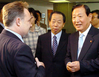 김원기 국회의장(오른쪽)이 27일 서울 중구 한국프레스센터에서 외신기자 간담회를 가졌다. 김 의장은 이날 “2006년에 국회에서 개헌 문제를 건설적으로 논의할 필요가 있다”고 말했다. -국회사진기자단