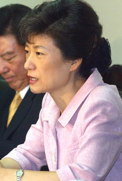 한나라당 박근혜 대표는 29일 휴가 중임에도 서울 강서구 염창동 당사에서 상임운영위와 운영위를 주재하고 국가정체성 문제는 경제 살리기와 직결된다고 강조했다.- 전영한기자