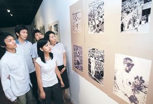 29일 서울 세종문화회관에서 개막된 ‘올림픽 108년, 그리고 손기정’ 전시회(동아일보사 연합뉴스사 공동주최)에서 관람객들이 ‘마라톤 영웅’ 고 손기정 선생의 발자취를 살펴보고 있다. 이번 전시회는 다음달 10일까지 열린다. -박영대기자