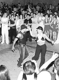 정열의 춤 ‘살사’의 매력을 만끽할 수 있는 살사축제의 프리댄스. -사진제공 이오공감