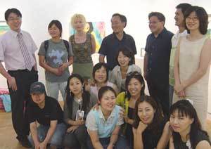 전시장에 모인 ‘색동호회’ 회원들. 8년의 연륜을 자랑하는 미술 동호회원들은 여름휴가까지 반납하고 작업과 전시에 매달렸다. 이들의 그림에선 낮에는 생활전선에서 열심히 뛰고 밤이나 주말에 짬을 내 좋아하는 일을 하는 사람들 특유의 열정과 신선함이 느껴진다. -허문명기자