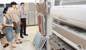 무더운 날씨가 이어져 에어컨 판매가 급증하자 가전업체와 유통업체들이 ‘즐거운 비명’을 지르고 있다. 1일 롯데백화점 서울 잠실점에서 손님들이 에어컨을 고르고 있다. -연합