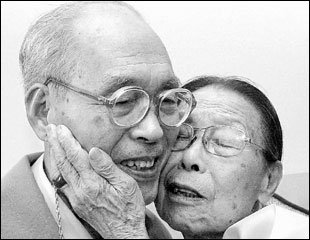 북한 최고의 수학자인 조주경씨(왼쪽)와 모친인 남측의 신재순씨가 2000년 8월 제1차 이산가족상봉행사에서 재회의 기쁨을 나누던 모습. 두 사람은 가족결합의 꿈을 이루지 못한 채 최근 모두 세상을 떠났다.-동아일보 자료사진