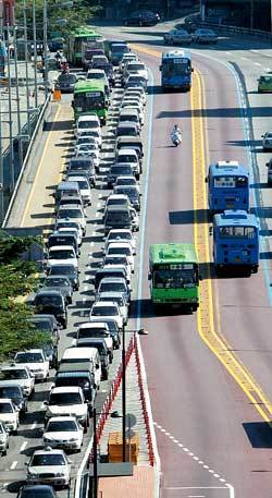 1일로 서울의 대중교통체계가 개편된 지 한 달이 됐지만 아직도 교통카드나 버스 배차간격 등에 대한 시민들의 불만은 여전하다. 강병기기자 arche@donga.com