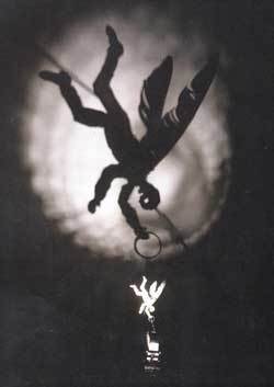 크리스티앙 볼탄스키의 설치미술 작품 ‘천사(1984)’. 날개 달린 천사 조각의 그림자를 통해 ‘추락하는 것은 날개가 있다’는 주제를 그로테스크하게 보여주고 있다.