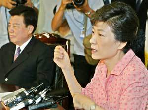 한나라당 박근혜 대표(오른쪽)는 여름휴가를 마치고 당무에 복귀한 2일 서울 염창동 당사에서 열린 상임운영위원회에 참석해 “야당은 경제를 살리기 위해 근본문제(국가 정체성 문제)를 해결할 것”이라고 강조했다.- 서영수기자