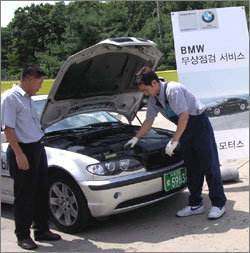 BMW코리아 서비스센터 직원이 경부고속도로 기흥휴게소에서 고객이 맡긴 차량을 살펴보고 있다. -사진제공 BMW코리아