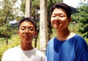1999년 8월에 찍은 박현우(오른쪽) 영우 형제. 이들 형제는 3년 간격으로 국제화학올림피아드 금메달을 따냈다. -사진제공 박찬갑씨