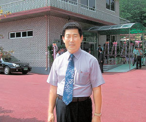 지당세계만물박물관을 배경으로 포즈를 취한 류육현 관장. -공주=지명훈기자