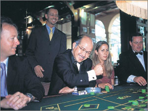 ‘철도원’의 작가 아사다 지로(왼쪽)가 오스트리아 빈 교외에 있는 바덴 카지노에서 룰렛 게임을 즐기고 있다. 사진제공 이레