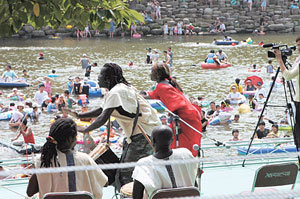 경남 거창군 수승대의 수상무대에서 공연 중인 세네갈팀.- 사진제공 거창국제연극제 사무국