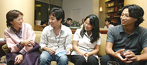 5일 밤 서울 소피텔앰배서더호텔에서 모국인 한국에 대한 소회와 그간의 어려웠던 경험 등에 대해 얘기를 나누고 있는 해외입양인들. 왼쪽부터 안 앤더슨, 안토니 아자드, 오 파술, 조니 콜린스. 좌담 참석자 중 한 명인 아만다 유는 뒤늦게 참석해 사진을 찍지 못했다.- 김미옥기자