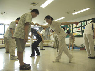 7월 30일 오후 서울아산병원 정신과병동 소강당에서 정신분열증 환자들이 담당 의료진과 짝을 이뤄 사교댄스를 배우고 있다.-사진제공 서울아산병원