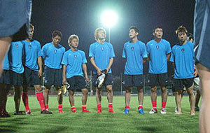 올림픽 첫 메달 획득을 목표로 세운 한국축구. 한국축구대표팀 선수들이 그리스와의 첫 경기가 열리는 테살로니키 칼라마리아스타디움에서 첫 현지 훈련 후 김호곤 감독의 지시를 주의깊게 듣고 있다.- 테살로니키=올림픽공동취재단