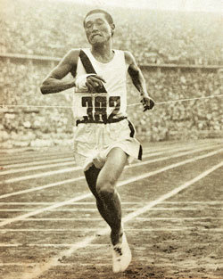 1936년 8월 9일 베를린 올림픽 마라톤에서 결승선에 골인하는 손기정 선생.- 동아일보 자료사진