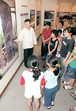 중국의 고구려사 왜곡에 대한 비난 여론이 들끓고 있는 가운데 많은 시민들이 8일 경기 과천시 서울랜드의 ‘세계유산 고구려 특별전시회’를 관람했다. 10월 30일까지 계속되는 이 전시회에선 광개토대왕비와 무용총 등 고구려 유적들을 사진과 동영상으로 볼 수 있다.- 과천=이종승기자