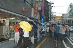 50여명의 소비자가 5월 27일 오후 서울 강남구 압구정동의 나이키매장 ‘f2’에서 다음날 출시될 ‘HTM’ 운동화를 사기 위해 줄을 서 있다. 자정이 넘어서면서 이 줄은 200여명으로 늘어났다. -사진제공 나이키
