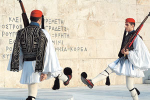 9일 아테네 국회의사당 앞의 무명용사 참전비에서 그리스 장병들이 근무교대식을 하고 있다. 벽에 쓰여진 ‘KOPEA(코레아, 그리스어로 P는 영어의 R로 발음됨)’는 한국참전을 나타낸다.-아테네=올림픽 공동취재단