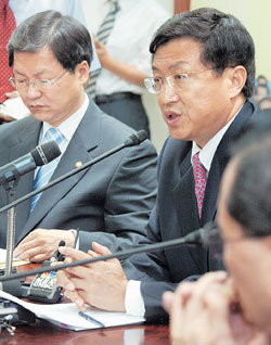 열린우리당 신기남 의장(오른쪽)은 9일 상임중앙위원회의를 주재하는 자리에서 “민생 및 개혁 과제를 동시에 챙기는 당 운영 기조에 변화가 있어서는 안 된다”며 당직자들에게 심기일전을 당부했다.- 김경제기자