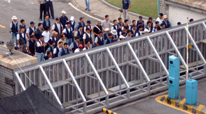 LG칼텍스정유 노조원들이 9일 오전 전남 여수공장 앞에서 회사 규탄 시위를 벌이고 있다. 이들은 이날 집단으로 출근하려 했으나 회사측은 개별 복귀를 요구하며 문을 열어 주지 않았다.-여수=연합