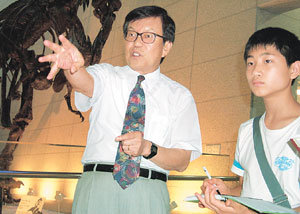 오민수 박사가 자원봉사를 하고 있는 지질박물관에서 관람객들에게 전시물에 대해 생동감 있게 설명하고 있다.- 대전=지명훈기자