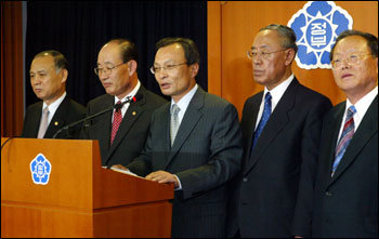 이해찬 국무총리가 11일 오후 정부 중앙청사 브리핑룸에서 신행정수도입지를 공식 발표하고있다. 연합