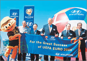 현대자동차는 아테네 올림픽 조직위원회의 자동차 부문 독점 후원사로 선정됐다. ‘유로 2004’를 후원한 현대자동차의 김동진 부회장이 대회의 성공을 기원하기 위한 행사에 유럽축구연맹(UEFA) 관계자들과 함께 참석했다. 연합