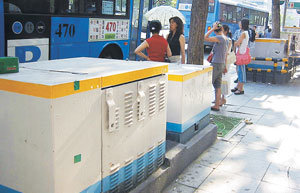 서울 종로1가의 한 버스정류장을 가로막은 채 보도에 설치돼 있는 변압기 등 전기공급장치들.- 황태훈기자