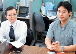 ‘나노 DNA 바코드 시스템’을 세계 최초로 개발한 서울대 화학부 최진호 교수(왼쪽)와 오제민 박사.- 연합