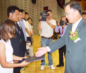 임상규 과학기술부 차관(오른쪽)이 11일 오전 11시 대전 국립중앙과학관에서 열린 제26회 전국학생과학발명품 경진대회 시상식에서 수상자들에게 상장을 주며 격려하고 있다.-대전=지명훈기자