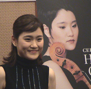 데뷔 10년을 기념해 전국 순회 무반주 첼로 콘서트를 갖는 첼리스트 장한나씨.-유윤종기자