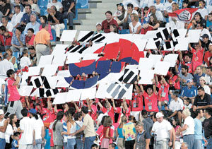 12일 카프탄조글리오스타디움에서 카드섹션으로 태극기를 만들며 열띤 응원을 펼치고 있는 붉은악마 응원단.- 테살로니키=올림픽사진공동취재단