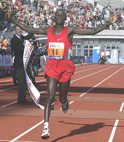 남자 장거리 육상경기를 휩쓸고 있는 케냐 선수들은 선천적으로 같은 양의 산소를 마셔도 훨씬 효율적으로 에너지를 사용할 수 있는 신체구조를 갖췄다는 점이 드러났다. 케냐 출신의 세계적인 마라톤 선수 윌리어 킴상이 골인 지점에 다다른 모습.- 동아일보 자료사진