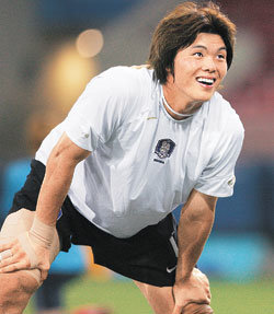 멕시코전을 앞두고 13일 훈련 도중 환하게 웃고 있는 한국올림픽축구대표팀의 수문장 김영광. 그의 밝은 얼굴에서 승리의 영광이 엿보인다.- 아테네=연합