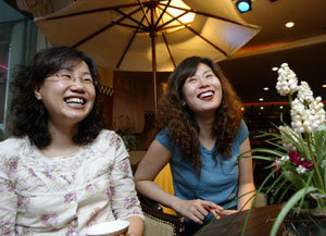 ‘파리의 연인’으로 대박을 터뜨린 작가 김은숙(왼쪽) 강은정씨. ‘파리의 연인’ 본방송과 재방송을 빠짐없이 챙겨봤다는 두 작가는 “우리가 봐도 재밌더라”며 웃었다.-박주일기자