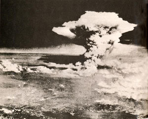 역사 바꾼 원폭투하1945년 8월 6일 오전 8시15분 미군 B-29 폭격기가 일본 히로시마에 원자폭탄 ‘리틀 보이’를 떨어뜨렸다. 단 한 개의 폭탄으로 히로시마 주민 34만명의 절반이 넘는 20만명이 숨졌다. 인류는 미증유의 가공할 위력과 참혹한 결과에 경악했다. 사진은 원폭 투하 5분 후 히로시마 상공 1700m까지 피어오른 버섯구름.- 출처는 ‘사진으로 보는 독립운동’(서문당).