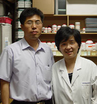세포의 죽음에 대한 새로운 연구 성과를 발표한 부부 과학자 김형룡(왼쪽), 채한정 교수. 이들은 부부이기 때문에 경쟁보다는 협력을 통해 서로의 장점을 최대한 발휘할 수 있었다고 밝혔다.-김훈기기자