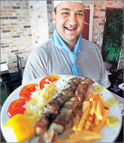 그리스 식당 산토리니의 그리스인 요리사 바실리오스 콜로니스(36)가 그리스의 대표적인 음식인 수블라키를 서브하고 있다.- 동아일보 자료사진