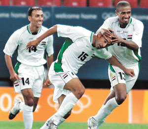 이라크의 카림 마디(가운데)가 16일 아테네 카라이스카키 스타디움에서 열린 2004 아테네올림픽 남자축구 코스타리카와의 예선 D조 경기에서 두번째 골을 넣은 뒤 동료들의 축하를 받고 있다. 이라크는 2-0으로 승리해 8강 진출을 확정지었다.- 아테네=DPA 연합