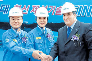 포스코는 차세대 제철기술로 주목받고 있는 파이넥스 설비 공장 건설에 미래의 운명을 걸었다. 포스코 강창오 사장, 이구택 회장, 오스트리아 푀스트 알피네사의 칼 그루거 부사장(왼쪽부터)이 17일 포항 제철소에서 공장 착공을 자축하고 있다. -사진제공 포스코