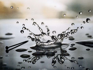 피부에 부드럽게 스며드는 화장품, 입안에서 살살 녹는 요구르트, 인체의 혈액. 이들은 모두 물처럼 흐르는 액체, 그리고 못처럼 딱딱한 고체의 성질을 동시에 갖는다. 그 흐름과 변화를 제어하는 학문인 유변학이 첨단산업의 근간을 일며 부상하고 있다.- 동아일보 자료사진